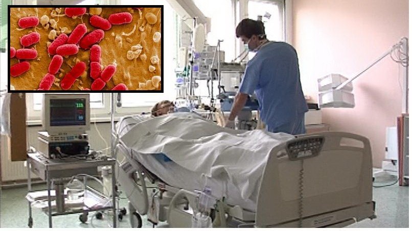 Pacient v nemocnici, v rohu baktéria E.coli